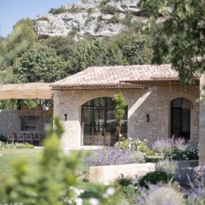 Grande baie cintrée du séjour ouverte sur le jardin du Mas de Brunard