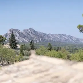 La chaîne des Alpilles et les Calans d'Eygalières vus depuis les toitures du mas