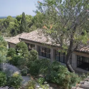 L'annexe du mas en contrebas dans son jardin, vue depuis les toits. Perchée au dos de la colline du village d'Eygalières