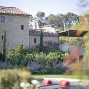 Depuis la piscine, le mas se développe en espalier. Réhabilitation lourde du Mas des Renards à Eygalières