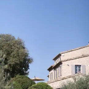 Angle du mas en pierre au-dessus des massifs, la colline d'Eygalières