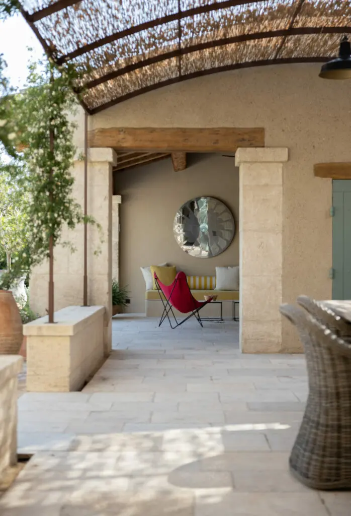 Le poolhouse : murs enduits, piliers de pierre massive, poutres anciennes et sols en pierre. Bosc Gardens