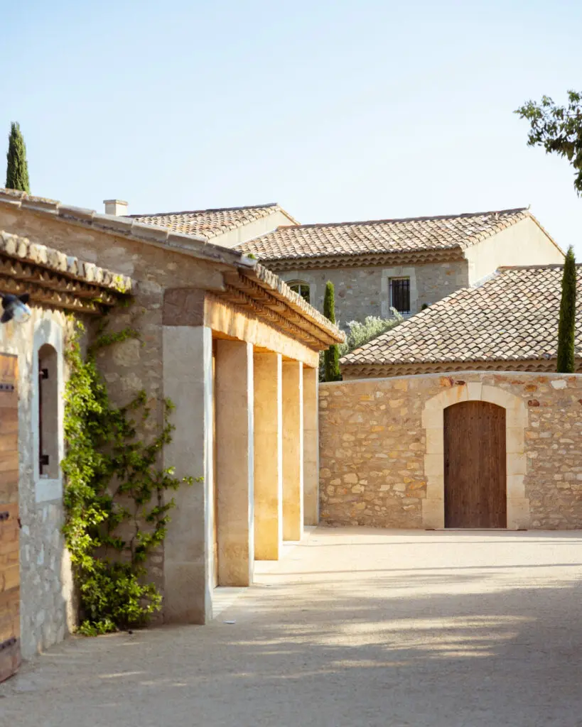 Les garages, construits de manière traditionnelle : murs en pierre, poutres anciennes, encadrements patinés. Bosc Gardens
