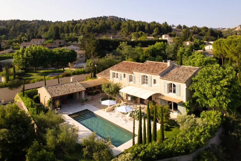 Vue aérienne du jardin, de sa piscine et des cyprès dans le village. Bosc Gardens