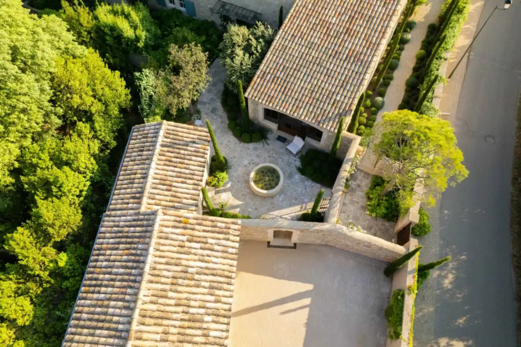 Vue aérienne : les terrasses, la cour et la fontaine entre les murs. Bosc Gardens