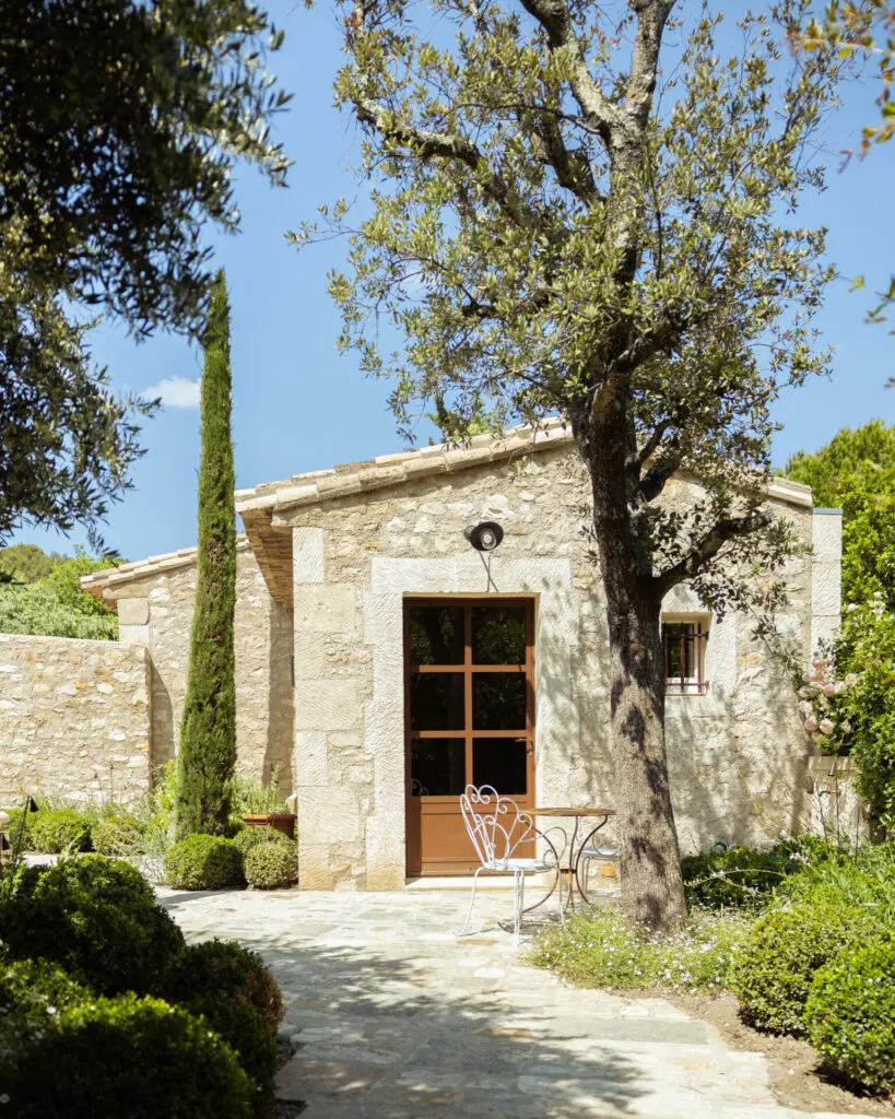 Façade en pierre neuve ; les annexes terminent la composition des patios du jardin. Bosc Gardens