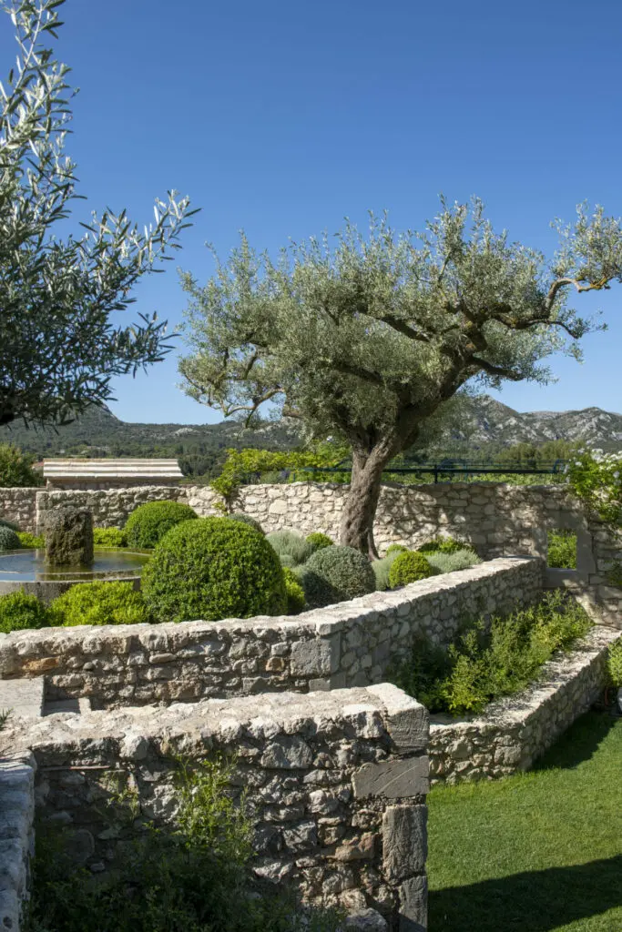 Création du jardin magique et rénovation de la maison des invités à Eygalières. Réalisation : BOSC Gardens et BOSC Architectes