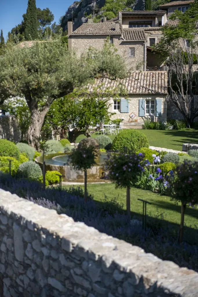 Création du jardin magique et rénovation de la maison des invités à Eygalières. Réalisation : BOSC Gardens et BOSC Architectes