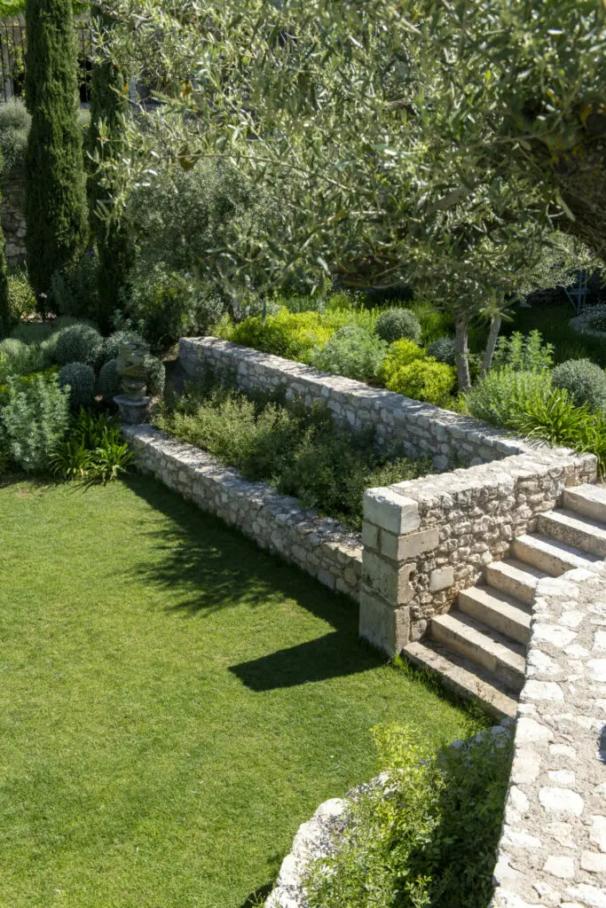 Création du jardin magique et rénovation de la maison des invités à Eygalières. Réalisation : BOSC Gardens et BOSC Architectes