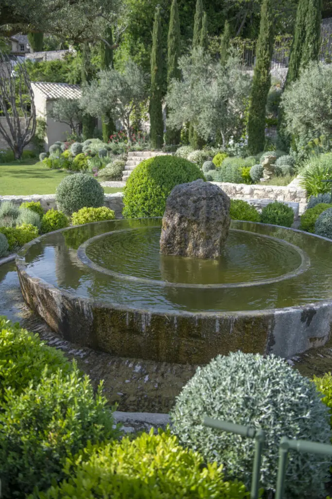 Création du jardin magique et rénovation de la maison des invités à Eygalières. Réalisation : BOSC Gardens et BOSC Architectes
