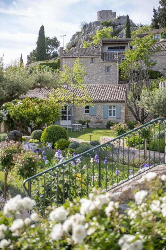 Création du jardin magique et rénovation de la maison des invités à Eygalières. Réalisation : BOSC Gardens et BOSC Architectes