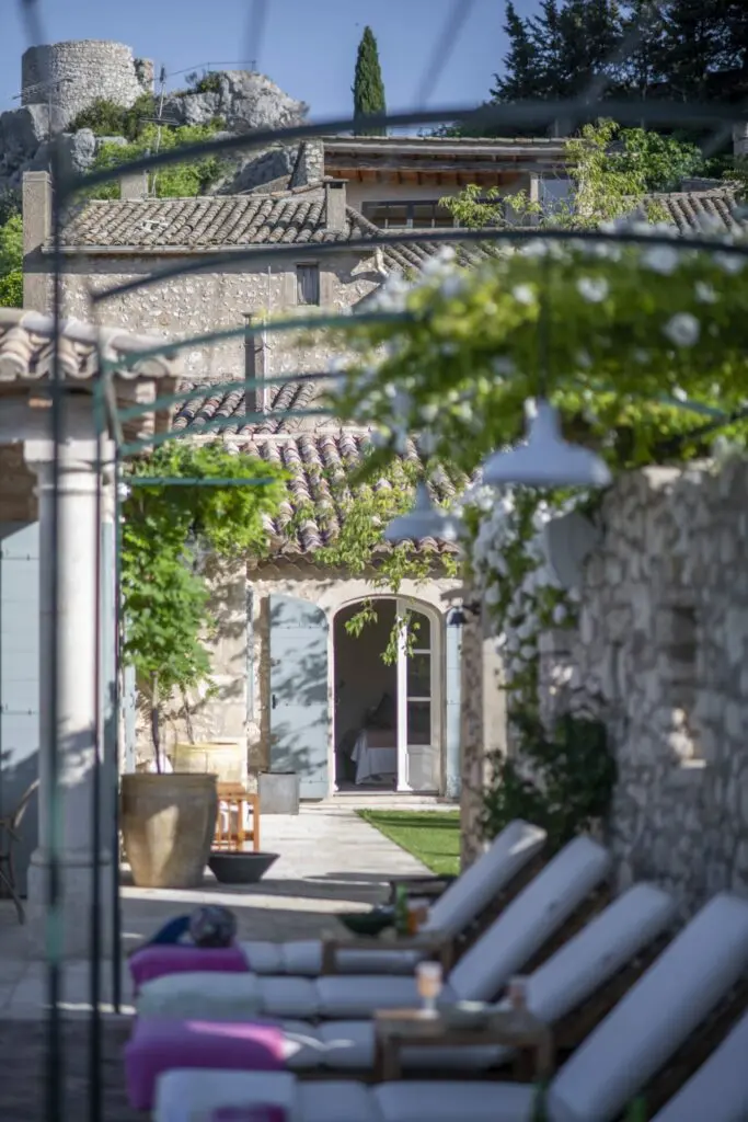 Création du jardin magique et rénovation de la maison des invités à Eygalières. Réalisation : BOSC Gardens et BOSC Architectes