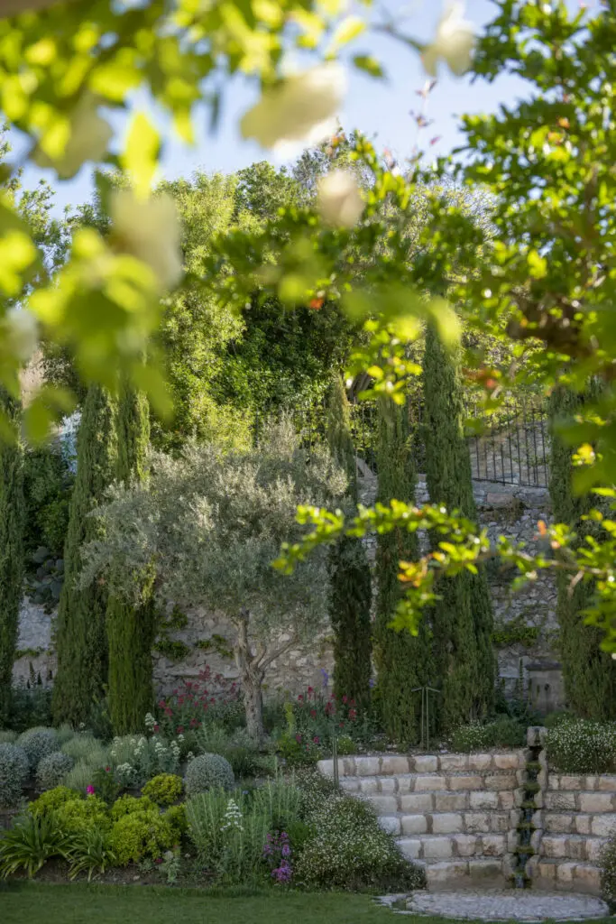 Création du jardin magique et rénovation de la maison des invités à Eygalières. Réalisation : BOSC Gardens et BOSC Architectes