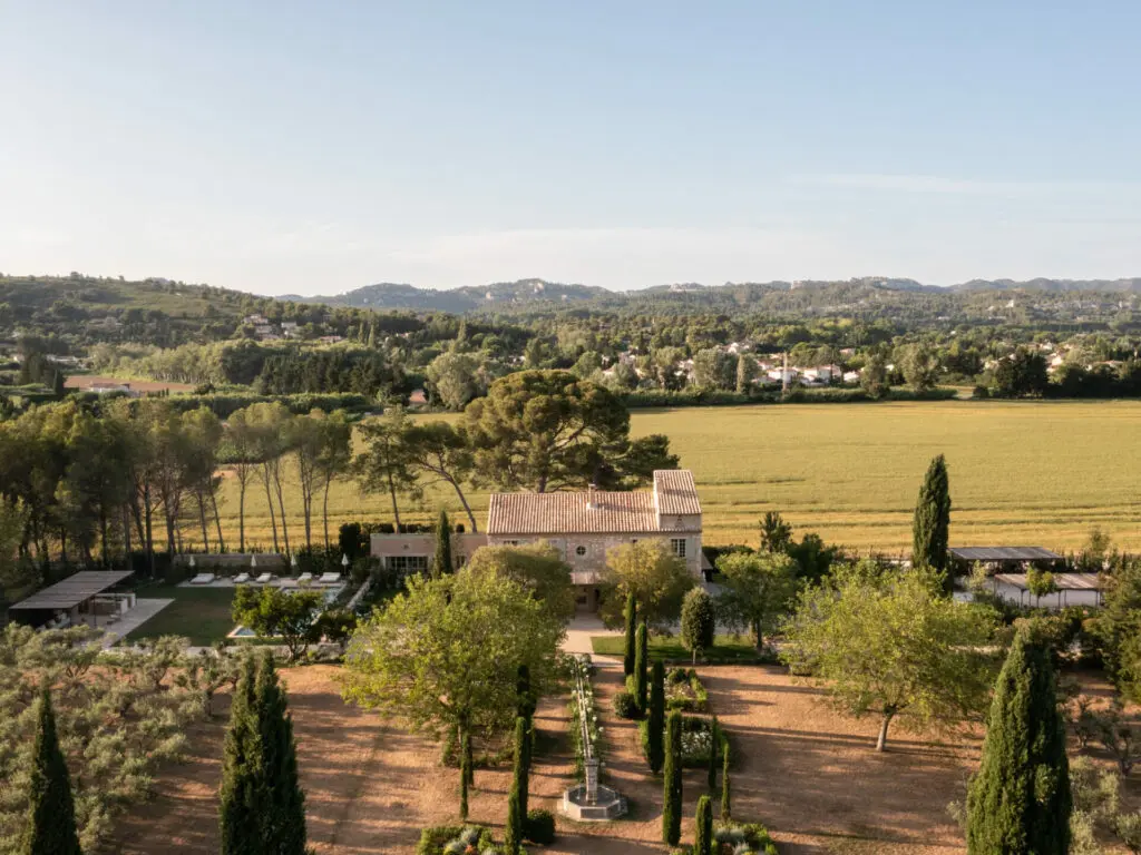 Mas Paraiso: la rénovation de mas dans Les Alpilles par BOSC Architectes