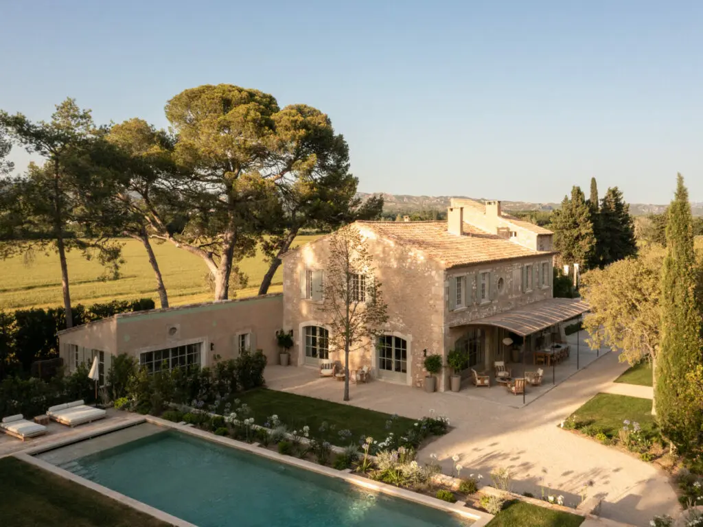 Mas Paraiso: la rénovation de mas dans Les Alpilles par BOSC Architectes