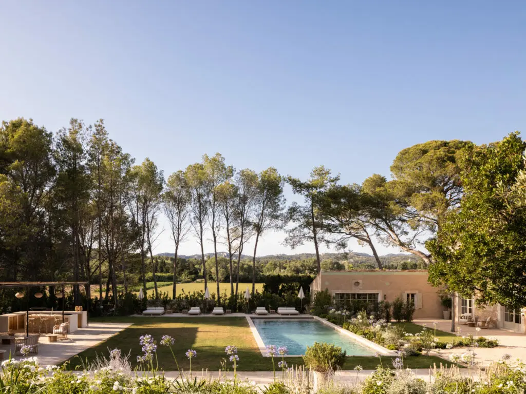 Mas Paraiso: la rénovation de mas dans Les Alpilles par BOSC Architectes
