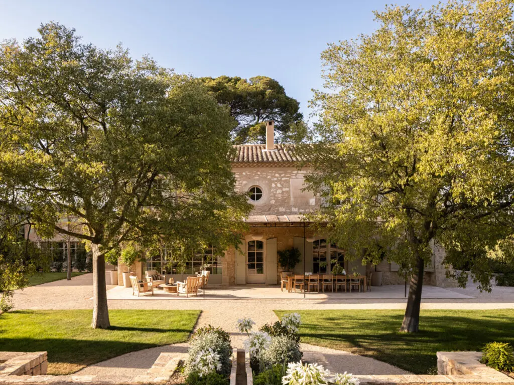 Mas Paraiso: la rénovation de mas dans Les Alpilles par BOSC Architectes