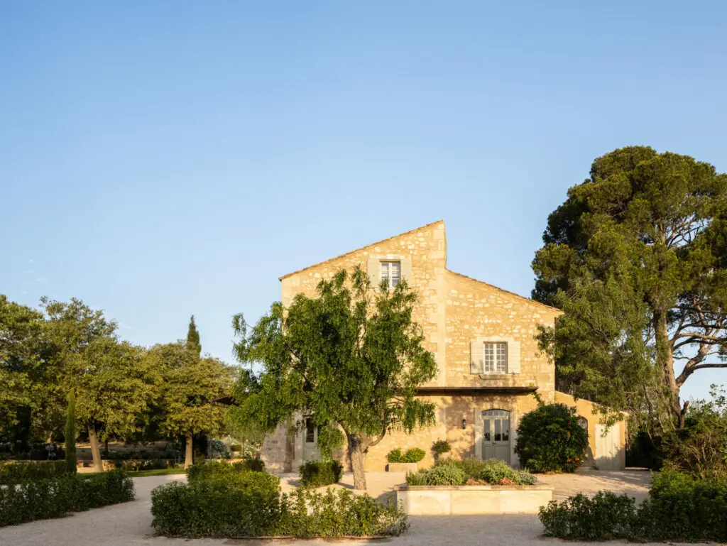 Mas Paraiso: la rénovation de mas dans Les Alpilles par BOSC Architectes