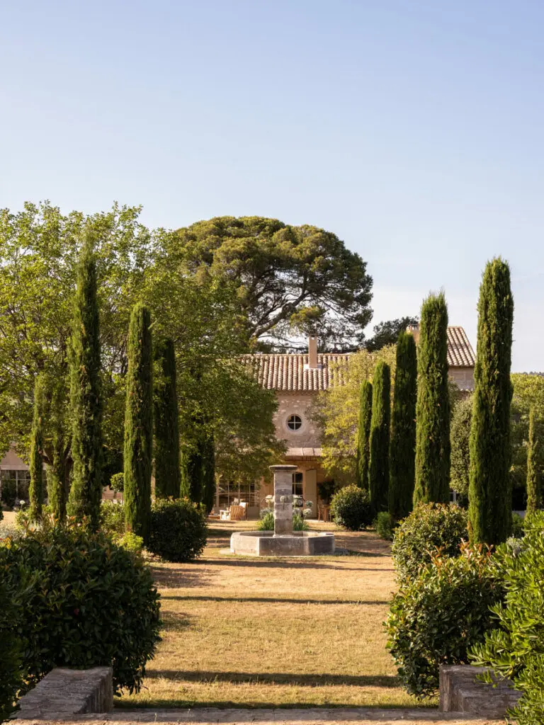 Mas Paraiso: la rénovation de mas dans Les Alpilles par BOSC Architectes