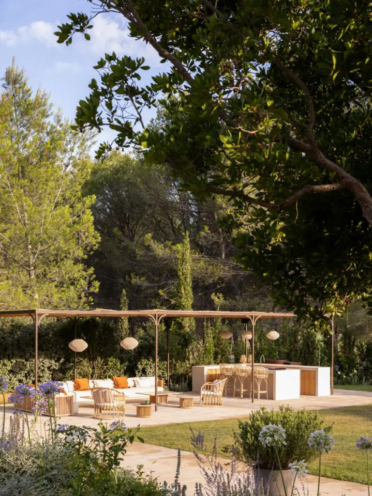 Mas Paraiso: la rénovation de mas dans Les Alpilles par BOSC Architectes