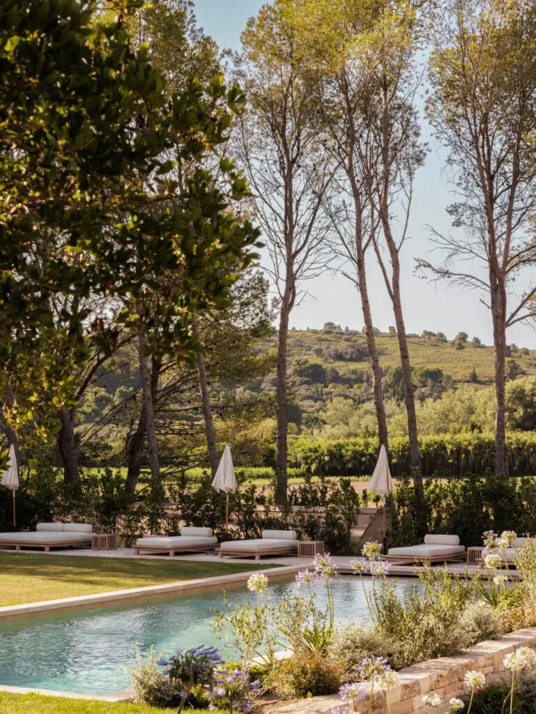 Mas Paraiso: la rénovation de mas dans Les Alpilles par BOSC Architectes