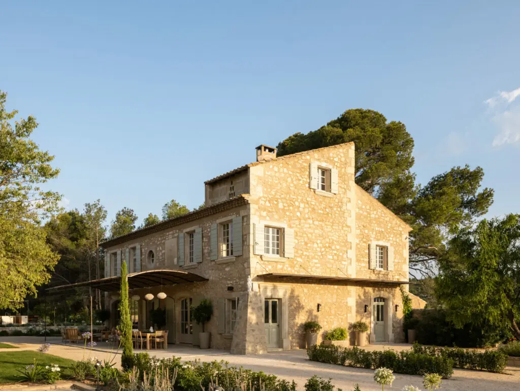 Mas Paraiso: la rénovation de mas dans Les Alpilles par BOSC Architectes