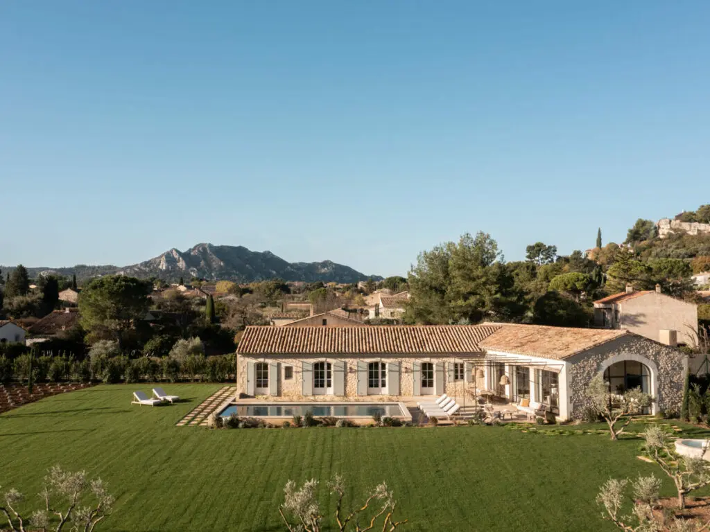 Mas neuf de plain-pied à Eygalières, jardin ouvert, façade en pierre face à la chaîne des Alpilles