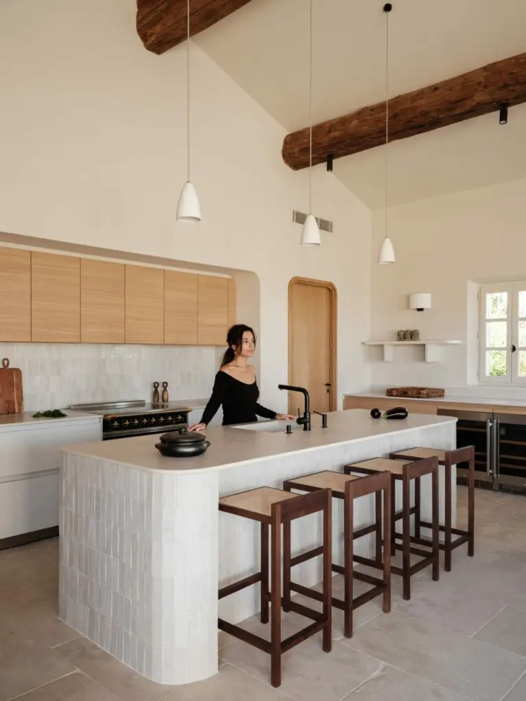 Îlot de cuisine en zelliges bejmat blancs, tabourets en bois et suspensions en céramique