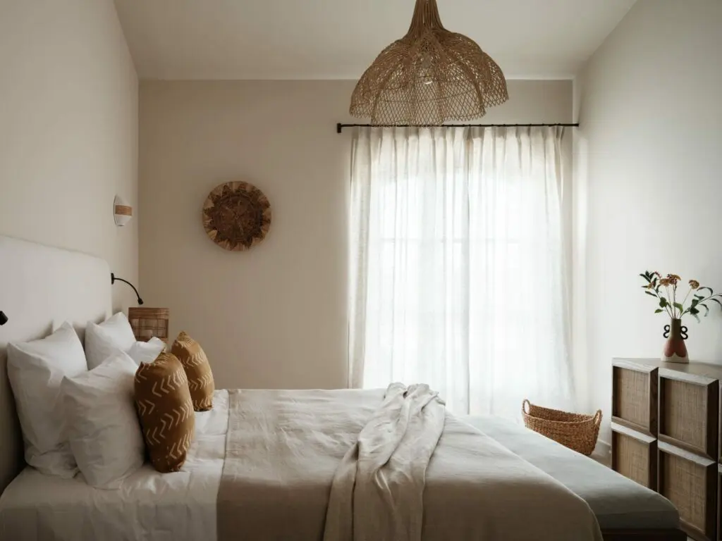 Chambre claire, suspension en fibres tressées et rideaux de lin