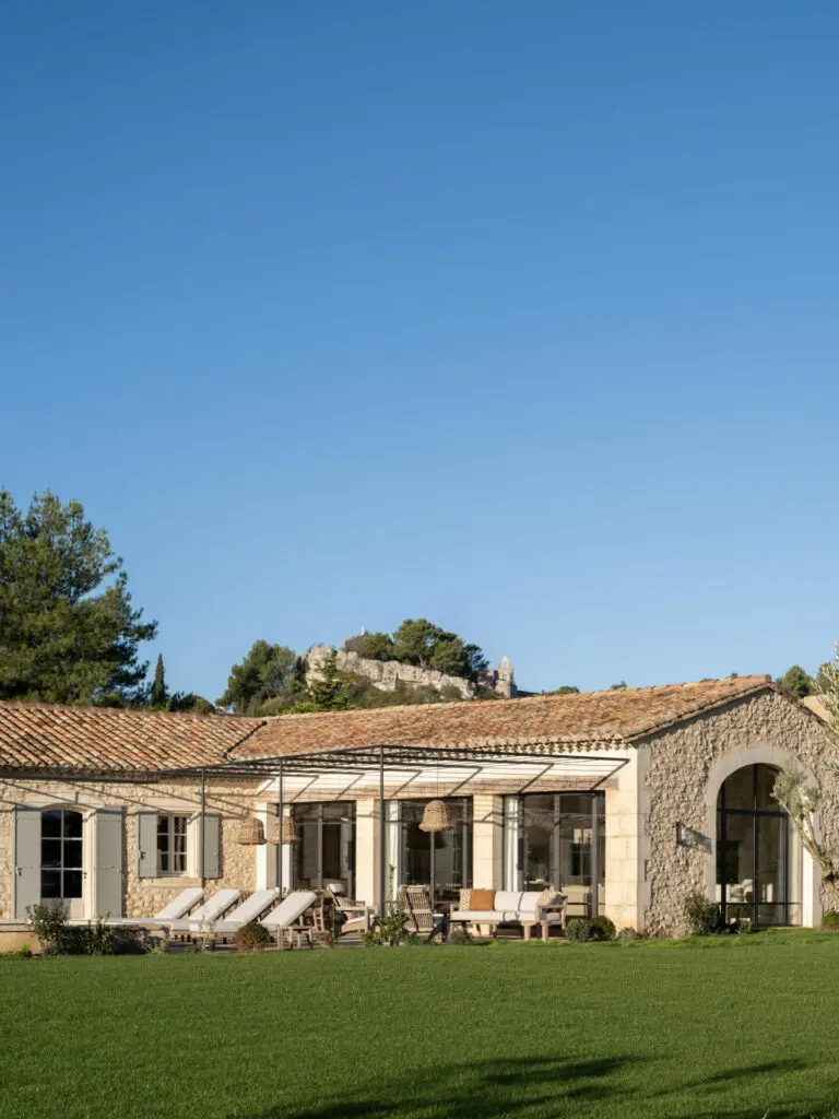 La façade sud du mas dans la plaine d'Eygalières, les pierres au soleil