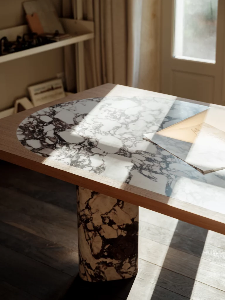 Table de réunion : plateau de marbre serti dans le chêne, pied cylindrique, table lumineuse. Bosc Architectes