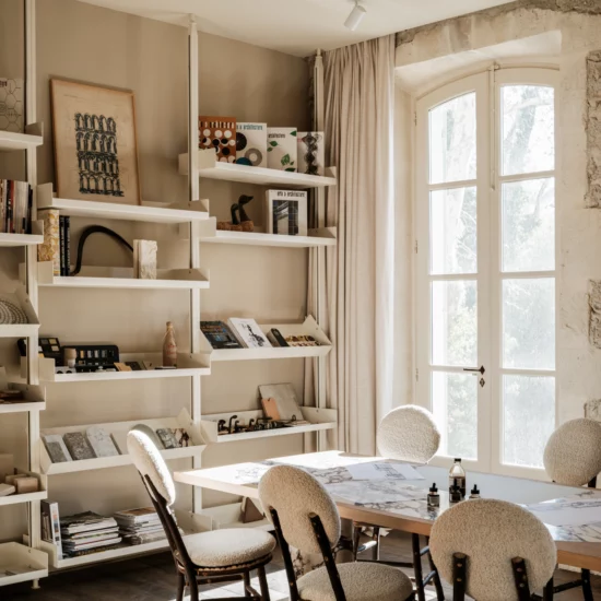 La salle de réunion : table de marbre et de chêne, chaises Bosc Design, échantillons de pierre et de marbre. Bosc Architectes