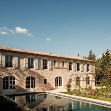 Through architecture and gardens, going beyond reality. Gently touching mystery, depth and elegance. Awakening
