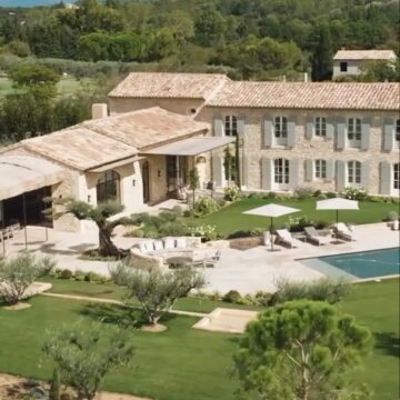 MAS DE BRUNARD — EYGALIÈRES A house that has become a landmark. Though built only three years ago, it feels as